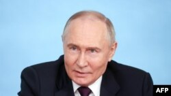 Presiden Rusia Vladimir Putin berbicara dengan sejumlah kepala kantor berita asing di St. Petersburg, Rusia, pada 5 Juni 2024. (Foto: AFP/Pool/Valentina Pevtcova)