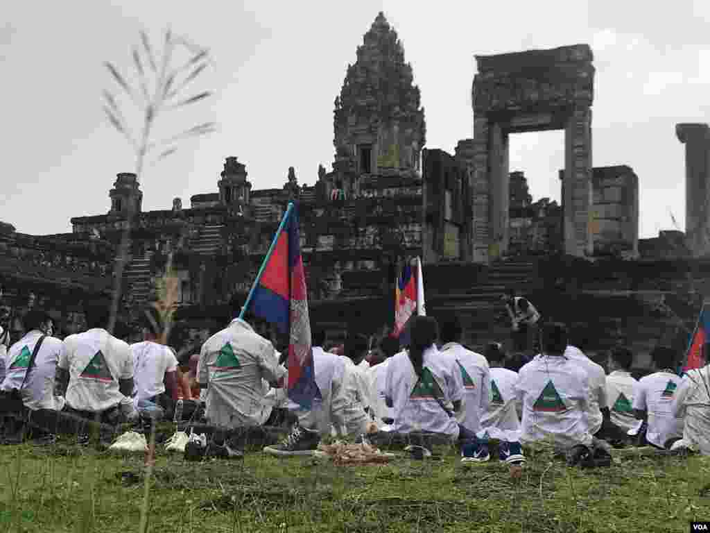 គណបក្ស​ប្រជាធិបតេយ្យ មូលដ្ឋាន​បាន​ជួបជុំគ្នា​ធ្វើ​ពិធី​បួងសួង​បែប​ជំនឿ​សាសនា​នៅ​រសៀល​ថ្ងៃ​បិទ​បញ្ចប់​ការឃោសនា​រក​សំឡង​ឆ្នោត នៅក្នុង​ប្រាសាទ​បាគង ស្ថិត​នៅក្នុង​ស្រុក​បាគង ខេត្តសៀមរាប នៅថ្ងៃទី ២៧ ខែកក្កដា ឆ្នាំ២០១៨។ (ធីតា វីន/VOA)