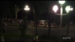 Người hùng lái mô tô cố gắng ngăn chiếc xe khủng bố. Người hùng lái mô tô cố gắng ngăn chiếc xe khủng bố.