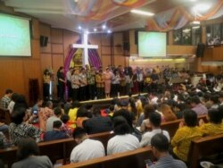 Doa bersama lintas iman di GKI Diponegoro, mendoakan Surabaya aman dan masyarakat berani melawan terorisme (foto VOA-Petrus Riski).