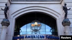 Logo dari perusahaan rokok British American Tobacco terpasang di gedung kantor mereka di London, dalam foto yang diambil pada 15 Januari 2021. (Foto: Reuters/Toby Melville)