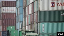 Produk-produk ekspor Tiongkok siap dikapalkan di pelabuhan Shanghai (foto: dok). Indonesia mengalami surplus perdagangan dengan Tiongkok, namun sebagian besar surplus dihasilkan oleh ekspor barang-barang baku (bahan mentah).