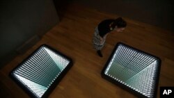 Instalacija čileanskog umetnika Ivana Navara "Kule bliznakinje" 