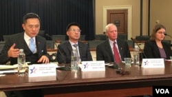 台美关系研究中心2018年12月4日在国会山举行台湾地方选举与美台关系座谈会。右起：《外交家》杂志主编、美中政策基金会研究员夏舒(Shannon Tiezzi)，美国约翰霍普金斯大学高等国际关系研究所客座教授卜道维(David Brown) ，国民党立法院党团总召集人、立委江启臣。 (美国之音钟辰芳拍摄)