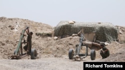 叙利亚战斗人员准备向在拉卡的伊斯兰国阵地开炮