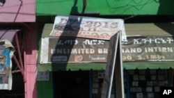 10月31号在埃塞俄比亚亚的斯亚贝巴，无数人到类似这样的网吧去上网登记，希望赢得美国绿卡