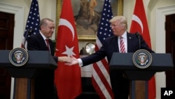 美国总统川普与来访的土耳其总统埃尔多安在白宫罗斯福室握手。（2017年5月16日）
