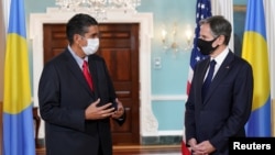 太平洋岛国帕劳的总统惠普斯（左）2021年8月4日在华盛顿会见美国国务卿布林肯（路透社）