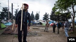 Abou Mohammad waits for the rest of the crew (J. Owens/VOA).