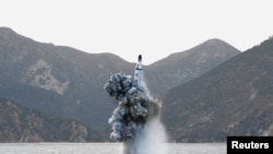 朝中社2016年4月发布的一张潜射弹道导弹发射图