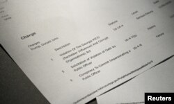 Dokument koji je bio postavljen na veb stranici suda u okrugu Fulton, pa onda skinut, pokazuje potencijalne tačke optužnice protiv bivšeg predsednika Donalda Trampa (Foto: Reuters/Julio-Cesar Chavez)