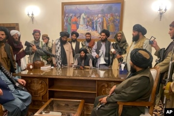 插画示意图：美军直升机正飞离，一名塔利班武装坐在被红色罂粟花包围的废弃美国坦克上