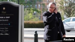 Michael Caputo tiba di Capitol Hill untuk menghadiri rapat dengar pendapat dengan anggota Komite Intelijen Senat, di Washington, 1 Mei 2018. 