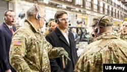 美国陆军部部长埃斯珀（中）2019年2月20日访问陆军一个装备基地（美国陆军照片）