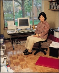 王友琴在书房（王友琴提供图片）