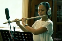 Marini sedang memainkan lagu dengan sulingnya. (Foto: Santoso/dokumen pribadi)