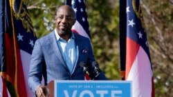 អាចារ្យ Raphael Warnock បេក្ខជនខាងគណបក្សប្រជាធិបតេយ្យសម្រាប់តំណែងព្រឹទ្ធសភាប្រចាំរដ្ឋ Georgia ថ្លែងនៅក្នុងយុទ្ធនាការរកសំឡេងគាំទ្រ នៅទីក្រុង Columbus រដ្ឋ Georgia កាលពីថ្ងៃទី២១ ខែធ្នូ ឆ្នាំ២០២០។