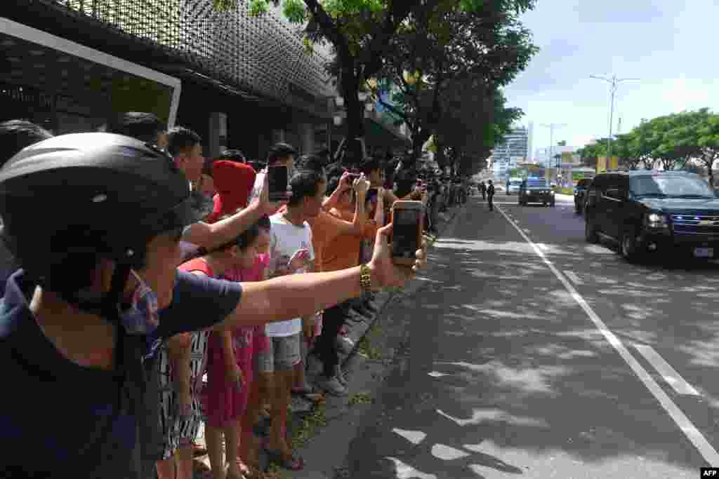 在越南中部城市岘港,参加亚太经合组织(APEC)年度峰会的美国总统川普的车队经过时,人们观看和照相(2017年11月10日)。 美国媒体援引消息人士的话说,正在考虑中的美朝第二次峰会地点包括越南岘港。 