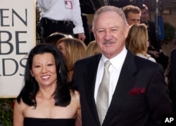 Aktor Gene Hackman tiba bersama istrinya, Betsy Arakawa, untuk menghadiri Penghargaan Golden Globe Tahunan ke-60 di Beverly Hills, California, Minggu, 19 Januari 2003. (Foto AP/Mark J. Terrill, Arsip)