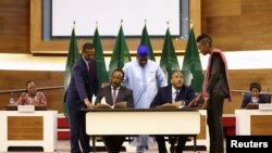 Perwakilan pemerintah Ethiopia Redwan Hussien dan delegasi Tigray Getachew Reda menghadiri penandatanganan negosiasi yang dipimpin AU untuk menyelesaikan konflik di Ethiopia utara, di Pretoria, Afrika Selatan, 2 November 2022. (REUTERS/Siphiwe Sibeko )