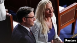 Конгресвумен Майрджорі Тейлор Грін разом із спікером Майком Джонсоном під час виступу прем'єр-міністр Японії Фуміо Кісіди, в Капітолії США. За кілька тижнів до того, як конгресвумен Грін подасть запит на звільненння спікера. 11 квітня, 2024 р.