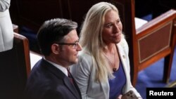 在日本首相岸田文雄对美国国会两院联席会议发表演说当天，共和党众议员格林站在议长约翰逊身边。(2024年4月11日)