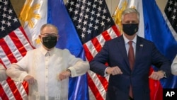 Penasihat Keamanan Nasional AS Robert O'Brien (kanan) dan Menteri Luar Negeri Filipina Teodoro Locsin Jr. di Departemen Luar Negeri FIlipina di Pasay City, Senin, 23 November 2020 (Eloisa Lopez via AP).