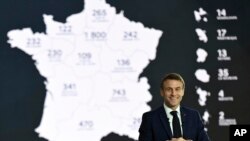 Presiden Prancis Emmanuel Macron berpidato saat mengunjungi pabrik Airbus di Toulouse, untuk menindaklanjuti Rencana Investasi Industri Prancis 2030, 11 Desember 2023. (Foto: Caroline Blumberg via AP)