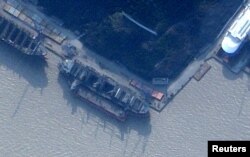 25일 영국 싱크탱크인 합동군사연구소(RUSI)에 따르면 지난해 8월부터 북한 군수품이 실린 것으로 추정되는 컨테이너 수천 개를 러시아 항구로 옮긴 러시아 선박 앙가라호가 지난 2월부터 중국 저장성 동부의 조선소에 정박해 있다.