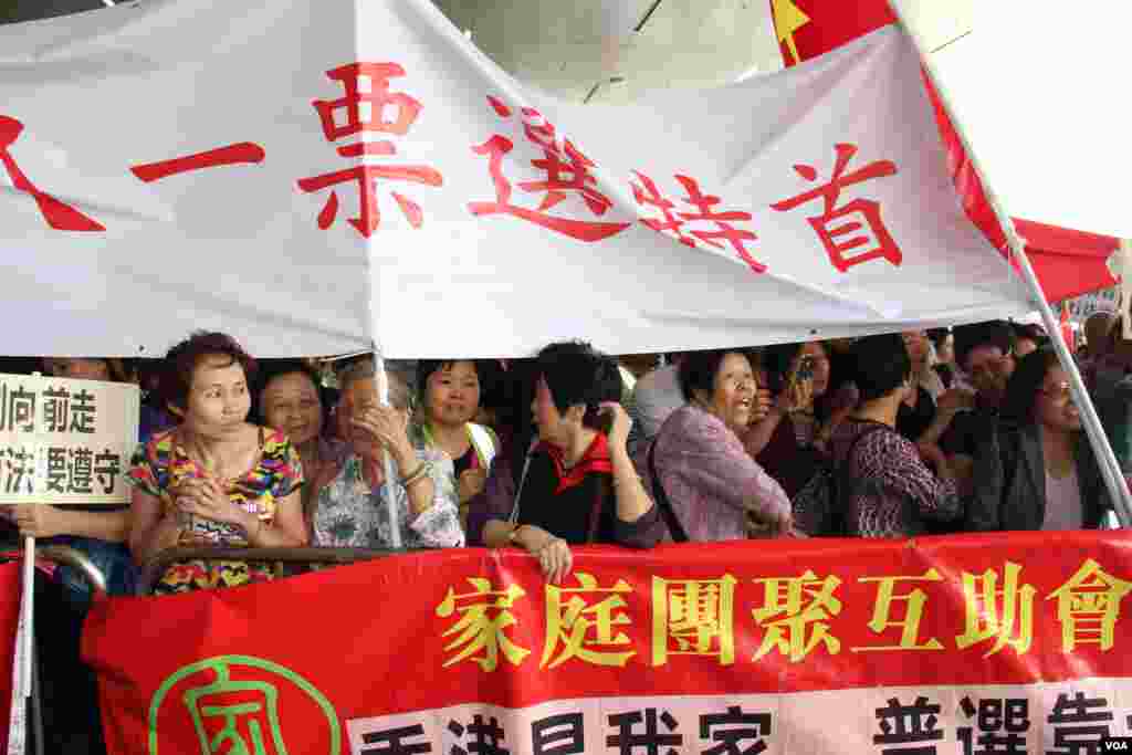 港府公布政改方案对立团体立法会外冲突 （美国之音海彦拍摄 ） 