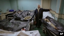 Žena plače dok stoji u sobi za identifikacije u bolnici Al-Mujtahid u kojoj je pronašla tijelo svoj sina, 11. decembra 2024. (Foto: AP/Hussein Malla)