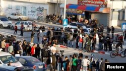 សមាជិកប្រព័ន្ធផ្សព្វផ្សាយ​និង​ប្រជាជ​ន​ប្រមូល​ផ្តុំ​នៅ​ព្រំដែន​ Rafah ពេល​ដែល​ក្រុម​យោធា​ហាម៉ាស់​នឹង​ដោះលែង​ចំណាប់ខ្មាំងកាលពីថ្ងៃទី​២៤ វិច្ឆិកា ឆ្នាំ​២០២៣។