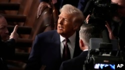 Presiden AS Donald Trump meninggalkan gedung setelah menyampaikan pidato di hadapan sidang paripurna Kongres di Capitol di Washington, 4 Maret 2025. (Foto: Alex Brandon/AP Photo)