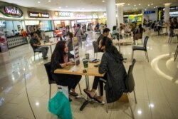 Sebuah mal menyediakan pembatas bagi pengunjung restoran untuk mencegah penyebaran virus corona di Surabaya, 10 Juni 2020. (Foto: AFP)