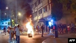 Des jeunes marocains affrontent les forces de sécurité à Casablanca, le 29 août 2020. (AFP)