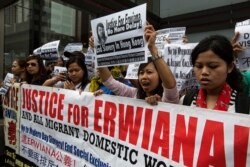 Para pekerja migran Indonesia di Hong Kong berdemo menuntut perlindungan yang lebih memadai terhadap TKI usai terungkapnya kasus penyiksaan Erwiana Sulistyaningsih oleh majikannya di Hong Kong, 2014 (Foto: Reuters) ).