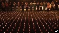 2011年12月12日在南京大屠杀74周年之际，中国小学生在南京大屠杀纪念馆前点燃蜡烛