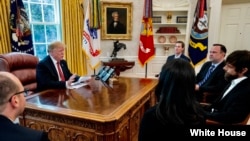 2019年4月13日美国总统特朗普在椭圆形办公室会见推特首席执行官杰克·多尔西（特朗普推特图片）。