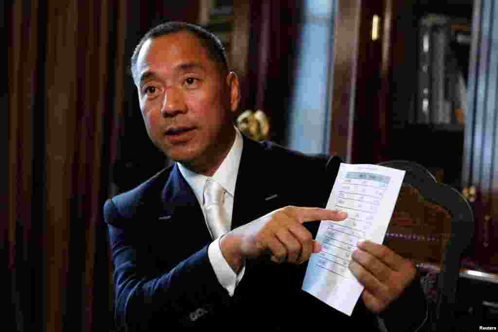 流亡美国的中国富商郭文贵在纽约接受采访(2017年4月30日)。美国财经杂志《福布斯》的网站6月1日报道说,几个月来,中国富商郭文贵从他的价值6700万美元的曼哈顿公寓中使用社交媒体,指控中国政治和商业精英的腐败。本周“纽约时报”称郭和他的推文是“今年中国最大的政治故事”。