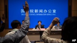 中国国务院港澳办公室发言人杨光2019年8月6日在北京举行的记者会上准备回答记者提问题。