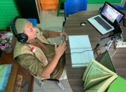 Ahmad Winardi mengajar membaca Alquran secara online di pesantren kilat bulan Ramadan di tengah pandemi virus corona, di Jakarta, 25 April 2020. (Foto: Reuters)