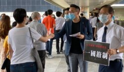 公民党立法会议员郭家麒（右）及杨岳桥在湾仔派传单，反对港版中国国安法立法。 (美国之音/汤惠芸)