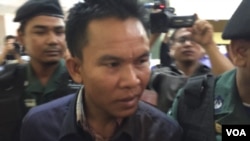 Suspected murderer Oeuth Ang, who provided police with the name Choub Somlab, which literally means "meet to kill" in Khmer, is presented to reporters at police headquarters, Phnom Penh, July 10, 2016.