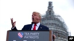 Donald Trump saat menjadi kandidat presiden dari Partai Republik berbicara di sebuah rapat umum yang diselenggarakan oleh Tea Party Patriots di Capitol Hill di Washington, 9 September 2015, untuk menentang kesepakatan nuklir Iran. 