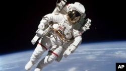 Brus Mekendls u svemiru 1984.