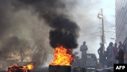 Potongan gambar dari sebuah video yang menunjukkan ban yang dibakar oleh massa di dekat penjara utama di Port-au-Prince, Haiti, pada 3 Maret 2024, menyusul kerusuhan yang berlangsung di penjara tersebut. (Foto: AFPTV/AFP/Luckenson Jean)