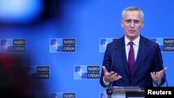 北约秘书长斯托尔滕贝格在布鲁塞尔北约外长会议期间出席记者会。（2023年11月29日）