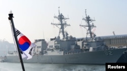 3月9日美国海军导弹驱逐舰拉森号与菲茲杰拉德号停泊在韩国军港东海港外