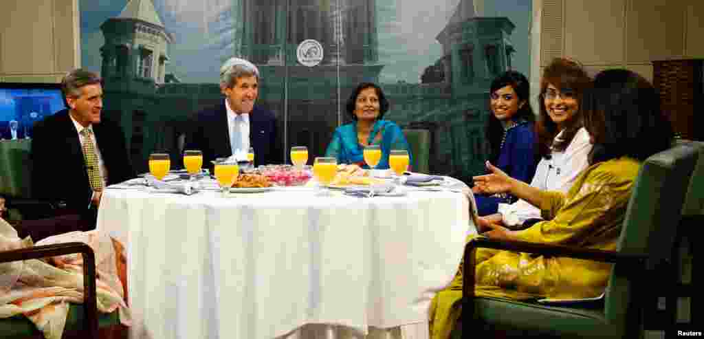 John Kerry and U.S. Ambassador to Pakistan Richard Olson (L) &nbsp;share an iftar meal with alumni at the Fatimah Jinnah Women&#39;s University in Rawalpindi August 1, 2013. 