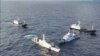 Kapal Garda Pantai China (kedua dari kiri) dan kapal yang diidentifikasi oleh Garda Pantai Filipina sebagai "Milisi Maritim China" (kiri dan kanan) mengelilingi kapal Garda Pantai Filipina BRP Cabra (kedua dari kanan) di perairan Laut China Selatan. (Foto: AFP)